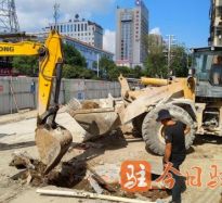 大黑吊爆操小骚逼网站高温下的坚守｜道路建设者用汗水铺就畅通路